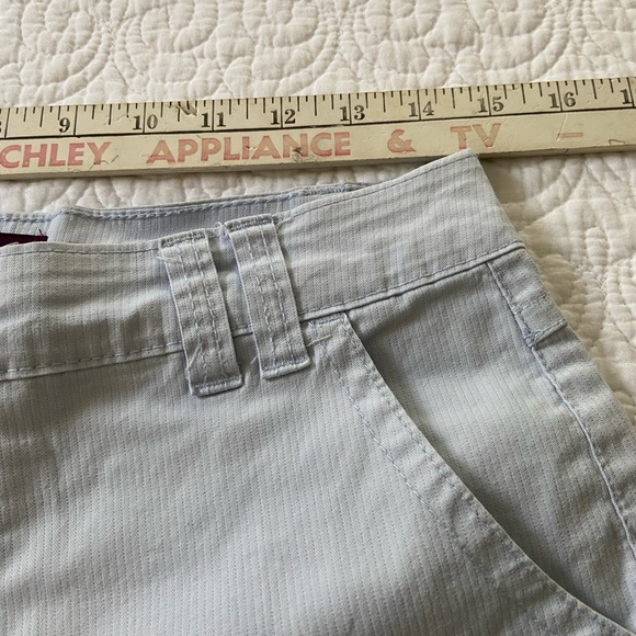 Gloria Vanderbilt Bermuda Shorts Light Blue Pin Stripe Flat Front Size 6 - Picture 10 of 13